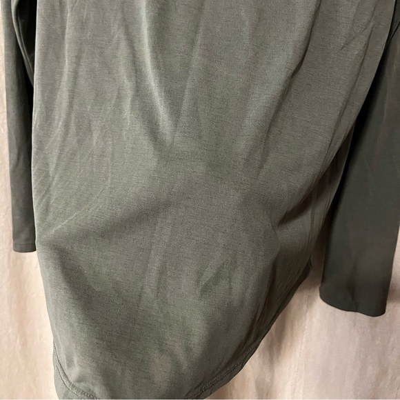 🤍 Banana Republic Basic Long Sleeve Tee - Picture 2 of 3